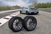 Porsche elige los neumáticos Pirelli P Zero R y P Zero Trofeo RS para el restyling del Taycan