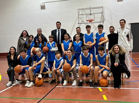 Felipe Reyes con jóvenes deportistas