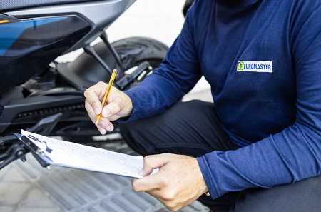 Un mecánico de Euromaster revisando una moto