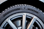El Bridgestone Blizzak 6 nombrado ganador absoluto en la prueba de neumáticos de invierno de Auto Bild 2025