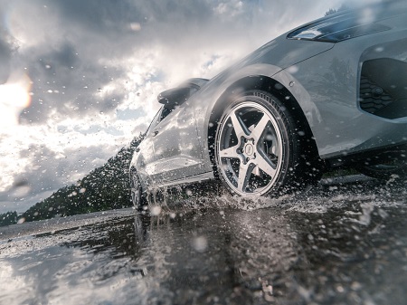 Gran maniobrabilidad a alta velocidad con la mejor seguridad en superficies mojadas