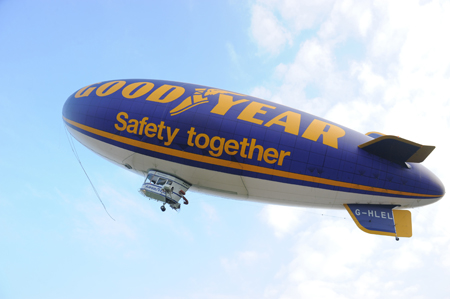 El blimp de Goodyear dará la bienvenida al 2012