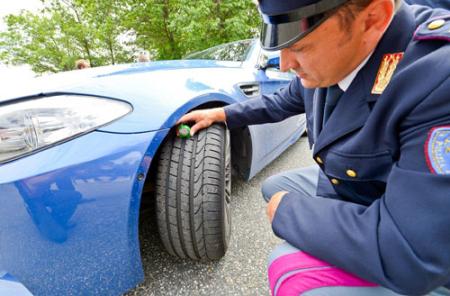 Comprobar el desgaste del neumático