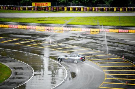 El estilo de conducción y la velocidad tienen una influencia directa en la vida útil del neumático