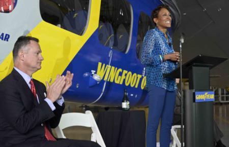 El nuevo dirigible fue bautizado por Robin Roberts