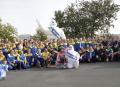 Toni Bou con los trabajadores de la factoría