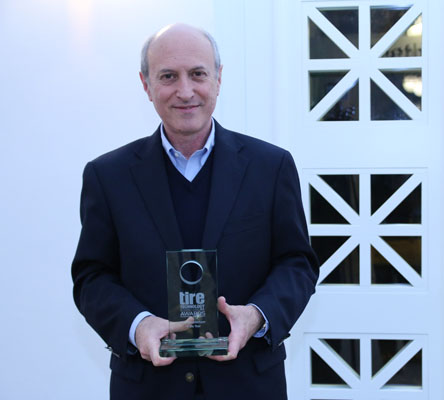 Eduardo Minardi con el premio recibido