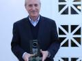 Eduardo Minardi con el premio recibido