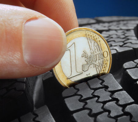 La prueba del euro permite conocer la profundidad del neumático