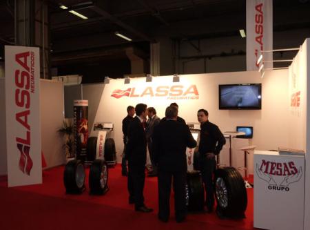 Stand del Grupo Mesas con Lassa en Expomóvil