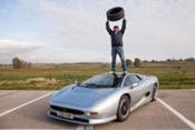 Bridgestone crea nuevos neumáticos para el legendario Jaguar XJ220