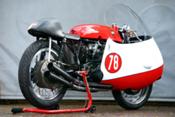 Avon Tyres celebra 60 años de la primera vuelta TT a 100 m/h
