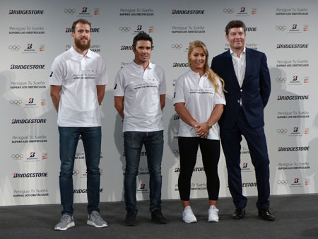 Mark Tejedor, de Bridgestone, con Lidia Valentín, Sergio Rodríguez y Javier Gómez Noya