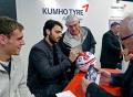 Jugadores del Olympique de Lyon en stand Kumho