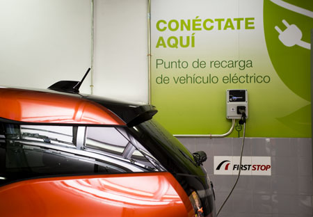 Cargadores para coches eléctricos en los talleres de First Stop