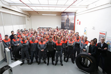 Gómez Noya visita la fábrica de Bridgestone en Basauri