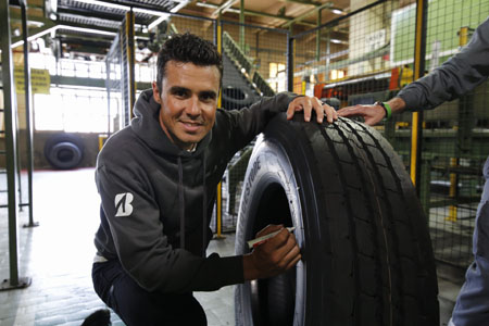 Gómez Noya visita la fábrica de Bridgestone en Basauri