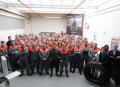 Gómez Noya visita la fábrica de Bridgestone en Basauri