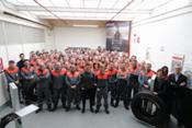 Gómez Noya visita la fábrica de Bridgestone en Basauri como embajador de 'Persigue tu sueño, Supera los Obstáculos'