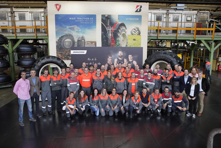 Lydia Valentin visita la fábrica de Bridgestone en Puente San Miguel