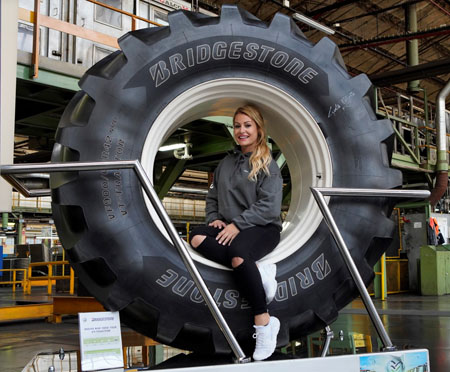  Lydia Valentin visita la fábrica de Bridgestone en Puente San Miguel