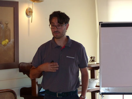 José Palomares de Bridgestone durante la presentación del nuevo VX-TRACTOR