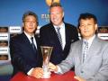 Representantes de Hankook y UEFA sellando la colaboración
