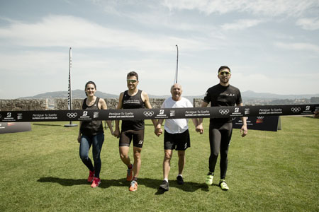 Javier Gómez Noya y los protagonistas de la actividad