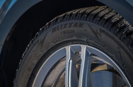 Bridgestone Blizzak LM005