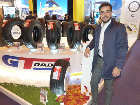 Daniel González ,de Grupo Giti Tire, en el stand de Tiresur