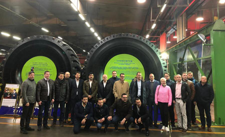 Tiresur y sus clientes en China para ver la fábrica de Triangle