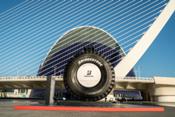 Bridgestone expone en Valencia el neumático más grande del mundo