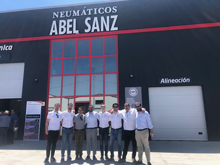 Neumáticos Abel Sanz inaugura su nuevo taller en Arévalo