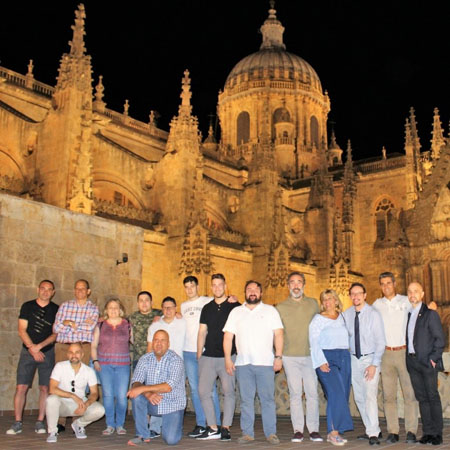 Titulados durante la visita a la Catedral de Salamanca en la ceremonia de clausura