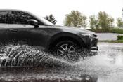 ADINE alerta del riesgo que supone conducir con tormenta y como evitar el aquaplaning