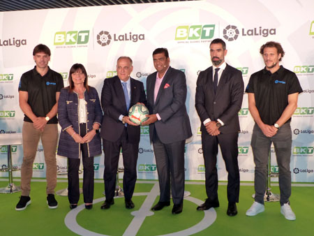 Fernando Morientes, Lucia Salmaso, Javier Tebas, Rajiv Poddar, Fernando Sanz y Diego Forlan