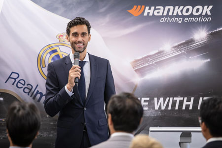 Álvaro Arbeloa con los jóvenes y Hankook