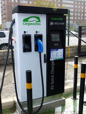 First Stop Kansas es el primer taller de España que cuenta con la instalación de un cargador rápido para vehículos eléctricos que permite recargar el 80% de la batería en menos de media hora
