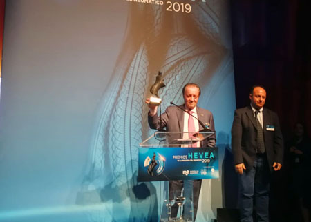 Eustaquio Andrés recibe el Premio Hevea a la Trayectoria Profesional