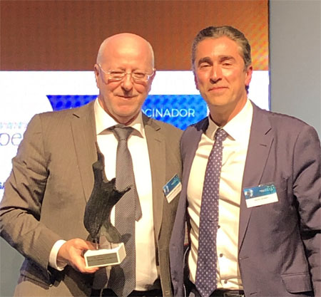 Juan Ramón Pérez recibiendo el premio