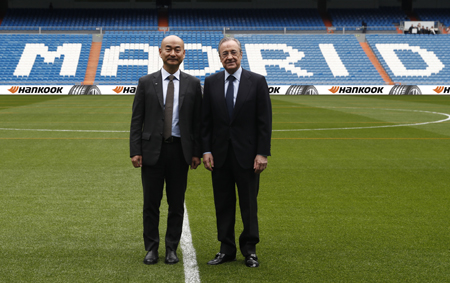 Sanghoon Lee y Florentino Pérez