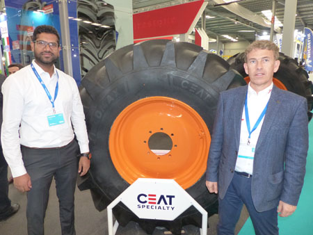 Gaurav Kumar de CEAT Specialty y Javier Urrutia de Safame Comercuial