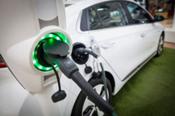 Las matriculaciones de vehículos electrificados, híbridos y de gas crecieron en agosto