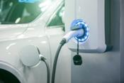 Las matriculaciones de vehículos electrificados, híbridos y de gas crecieron en agosto