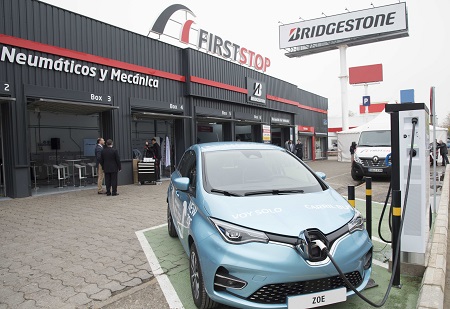 Taller de First Stop con punto de recarga