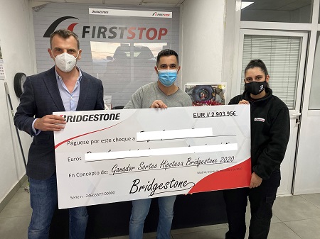 Entrega de los cheques a los ganadores