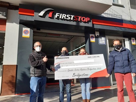 Entrega de los cheques a los ganadores 