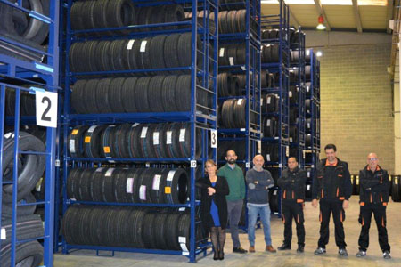 Equipo de Servi Rapid Tyres en su almacen principal de distribución de Gavá