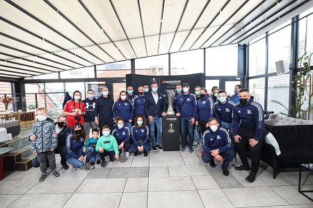 Jerzy Dudek y los niños invitados con el trofeo