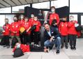Jerzy Dudek y los niños invitados con el trofeo